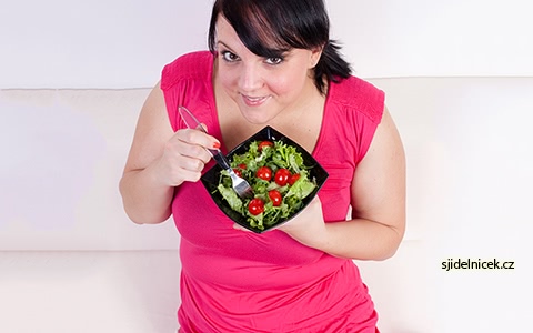 žena jí zdravou stravu