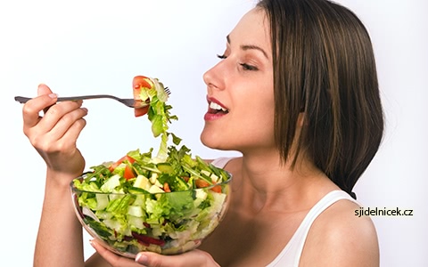 dieta - žena jí salát